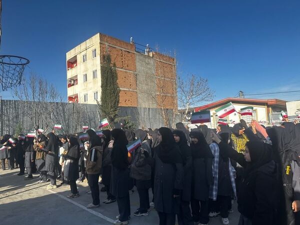 نواختن زنگ انقلاب در دبیرستان هیأت‌امنایی طه