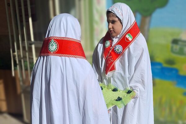  آیین پرچم‌گردانی به یاد امام حسین(ع) در مدارس فیروزکوه