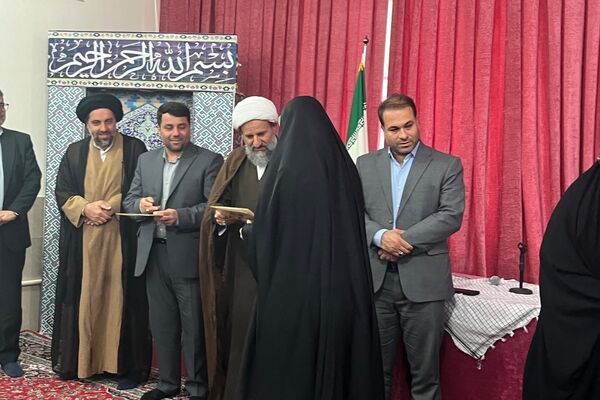 برپایی نماز جماعت همراه با بزرگداشت و تجلیل از مقام‌آوران دانش‌آموزی مدرسه نمونه دولتی ارشاد