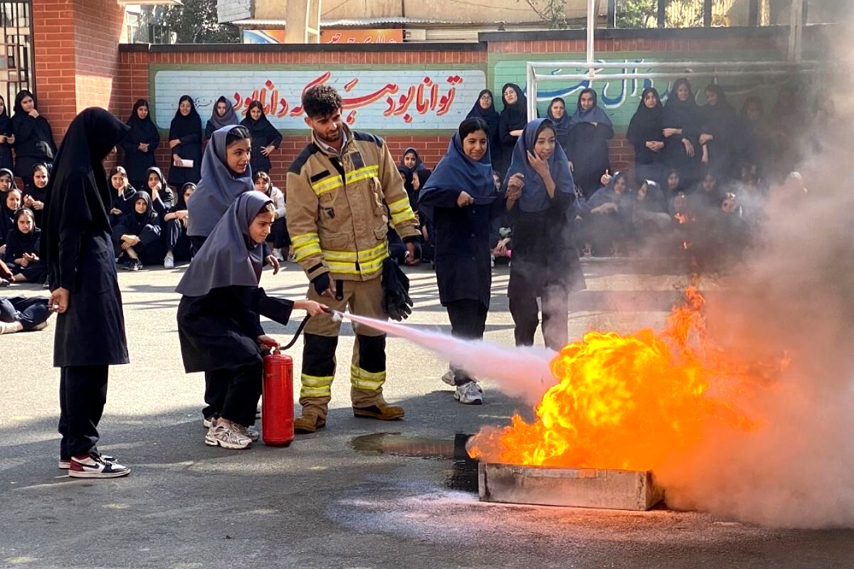 حضور قهرمانان بی‌ادعا در مدرسه حاج مهدی رسولی در هفته پدافند غیر عامل