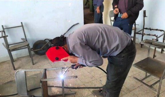 هنرستان شهید بهشتی عجب‌شیر میزبان کارگاه نوآورانه آموزش ساخت صندلی