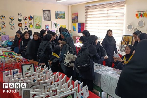 نمایشگاه کار و فناوری در دبیرستان نشاط بهارستان‌دو