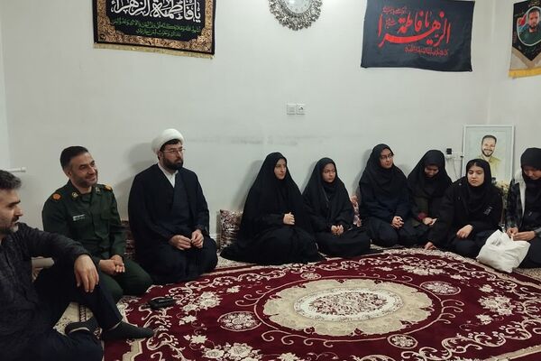 دیدار دانش‌آموزان مدرسه نمونه دولتی شهیدی با مادر شهید مجید زارعی به مناسبت روز مادر