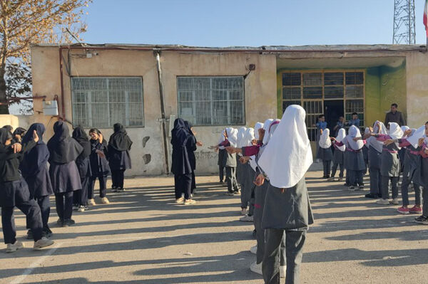 مراسم صبحگاهی دبستان شهید رحمت الله قلعه یزدانی و آموزشگاه آیت الله اراکی