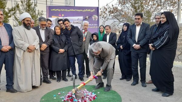 کلنگ نخستین مدرسه زنده‌یاد پیام راهب در قمصر به زمین زده شد