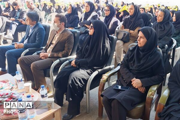 آیین گرامیداشت هفته بهداشت روان و تقدیر از همیاران مشاور در دبیرستان دخترانه رضوان برگزار شد
