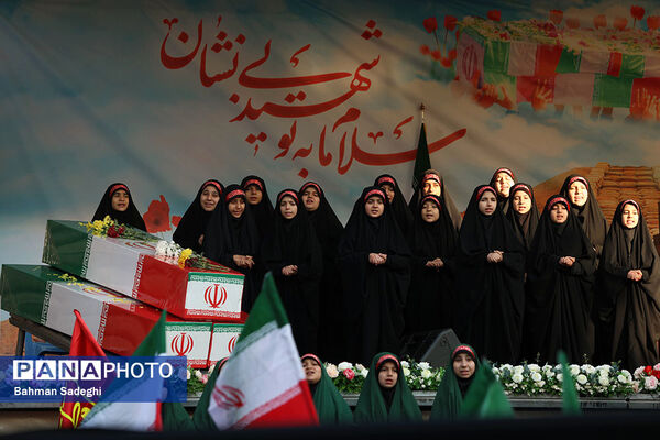 تشییع پیکرهای ۱۰۰ شهید گمنام از مقابل دانشگاه تهران