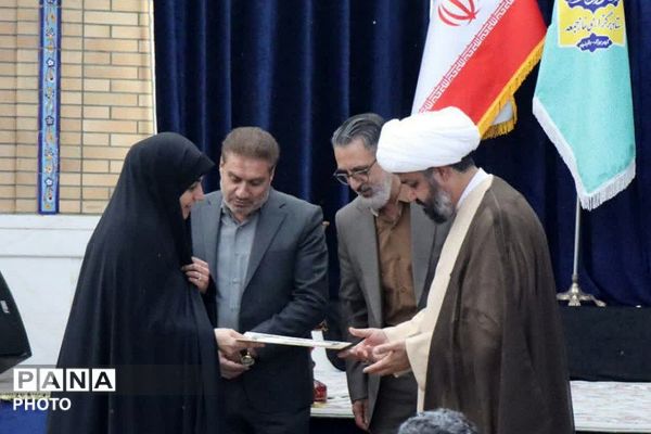 تجلیل از خادمین عرصه تربیت در نمازجمعه باقرشهر و کهریزک 