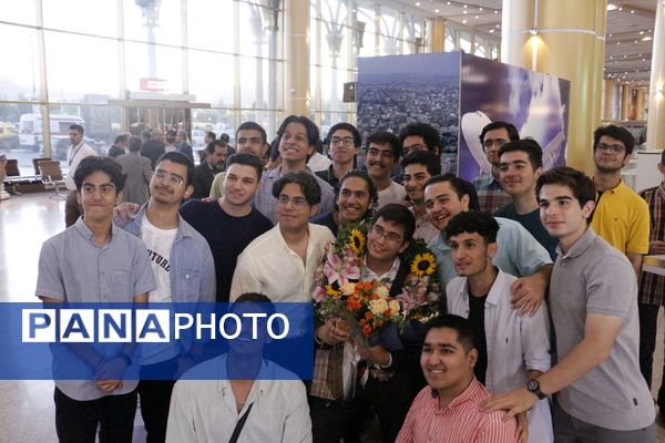 استقبال پرشور از دانش‌آموز مشهدی قهرمان المپیاد جهانی نجوم و اخترفیزیک
