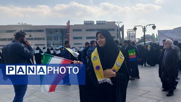 حضور پرشور دانش‌آموزان و اقشار مختلف مردم مشهد در راهپیمایی یوم‌الله ۱۳ آبان