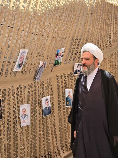 تقدیر از خانواده شهید اسلامی در سالروز اقامه اولین نماز جمعه پس از انقلاب