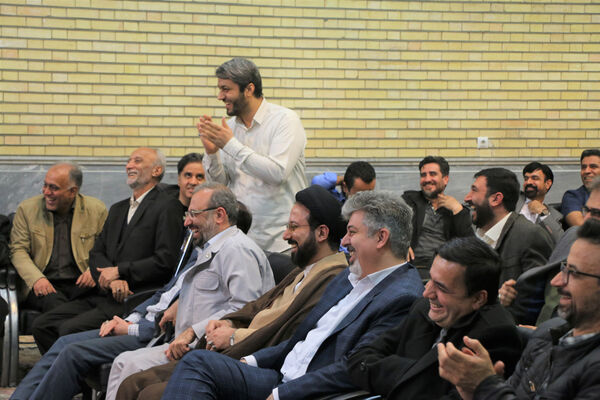 نشست صمیمی‌ دانش‌آموختگان دبیرستان امام رضا(ع) قم در هیات خادم الرضا(ع)