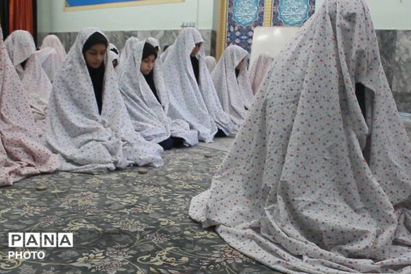 نماز جماعت در دبیرستان دخترانه  فاطمه‌الزهرا (س)
