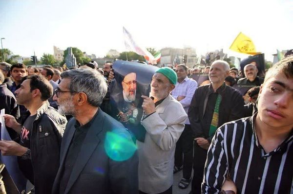 عزاداری مردم مشهد به مناسبت شهادت خادم الرضا(ع)، آیت الله رئیسی و همراهان ایشان
