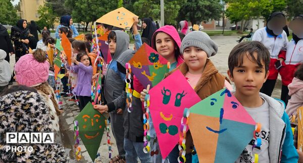 آسمانِ پارک فرهنگیان بناب زیر باران بادبادک‌های رنگی