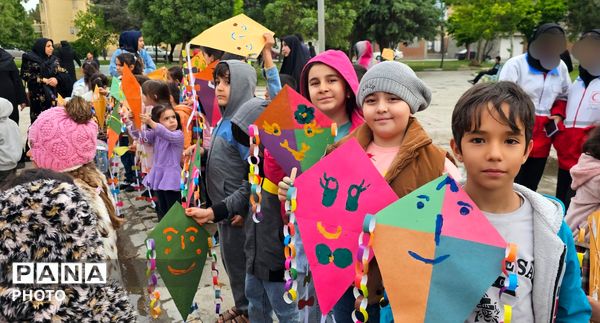 آسمانِ پارک فرهنگیان بناب زیر باران بادبادک‌های رنگی