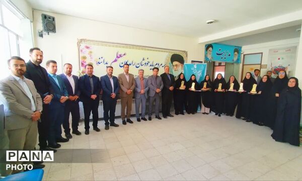 مراسم تجلیل از معلمان منتخب نمونه منطقه ای شهرستان کلات 