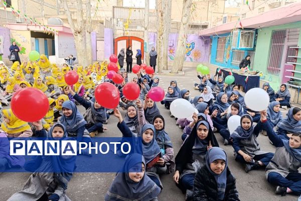 نمایشگاه آثار هنری دانش‌آموزان در دبستان نرجس بهارستان‌دو
