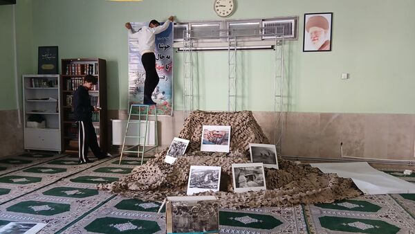 مراحل آماده‌سازی مراسم گرامیداشت شهید رمضانعلی چوبداری در دبیرستان نمونه دولتی معلم ساوجبلاغ 