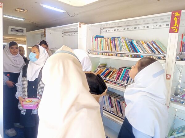 بازارچه کتاب در دبستان سمیه