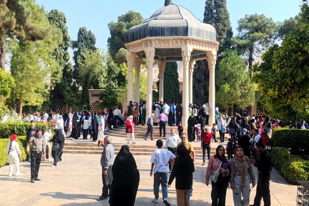 روز بزرگداشت حافظ، شاعر پرآوازه و لسان‌الغیب