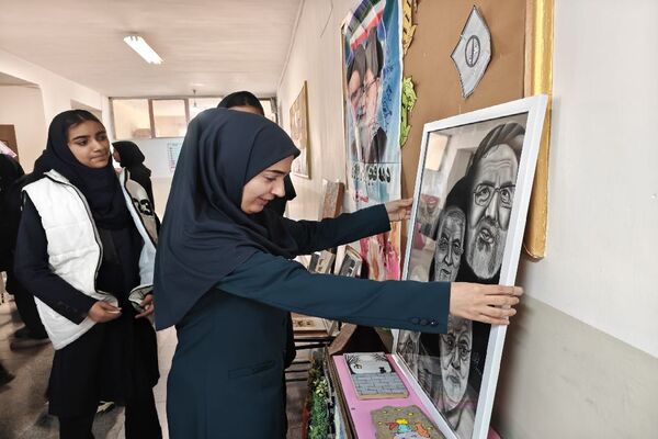 برگزاری نمایشگاه آثار هنری دانش‌آموزان در دبیرستان هوشنگی