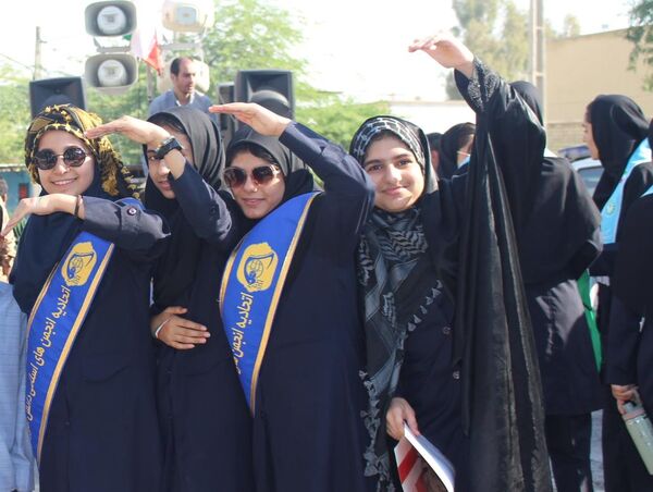 حضور پرشور تشکل های دانش آموزی در راهپیمایی ۱۳ آبان