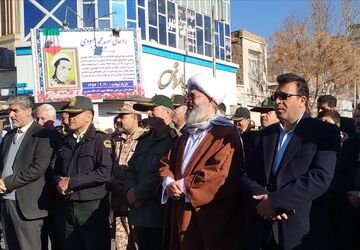 حضور دانش آموزان در مراسم بزرگداشت ۱۲ بهمن ورود امام خمینی (ره) به میهن اسلامی ایران 