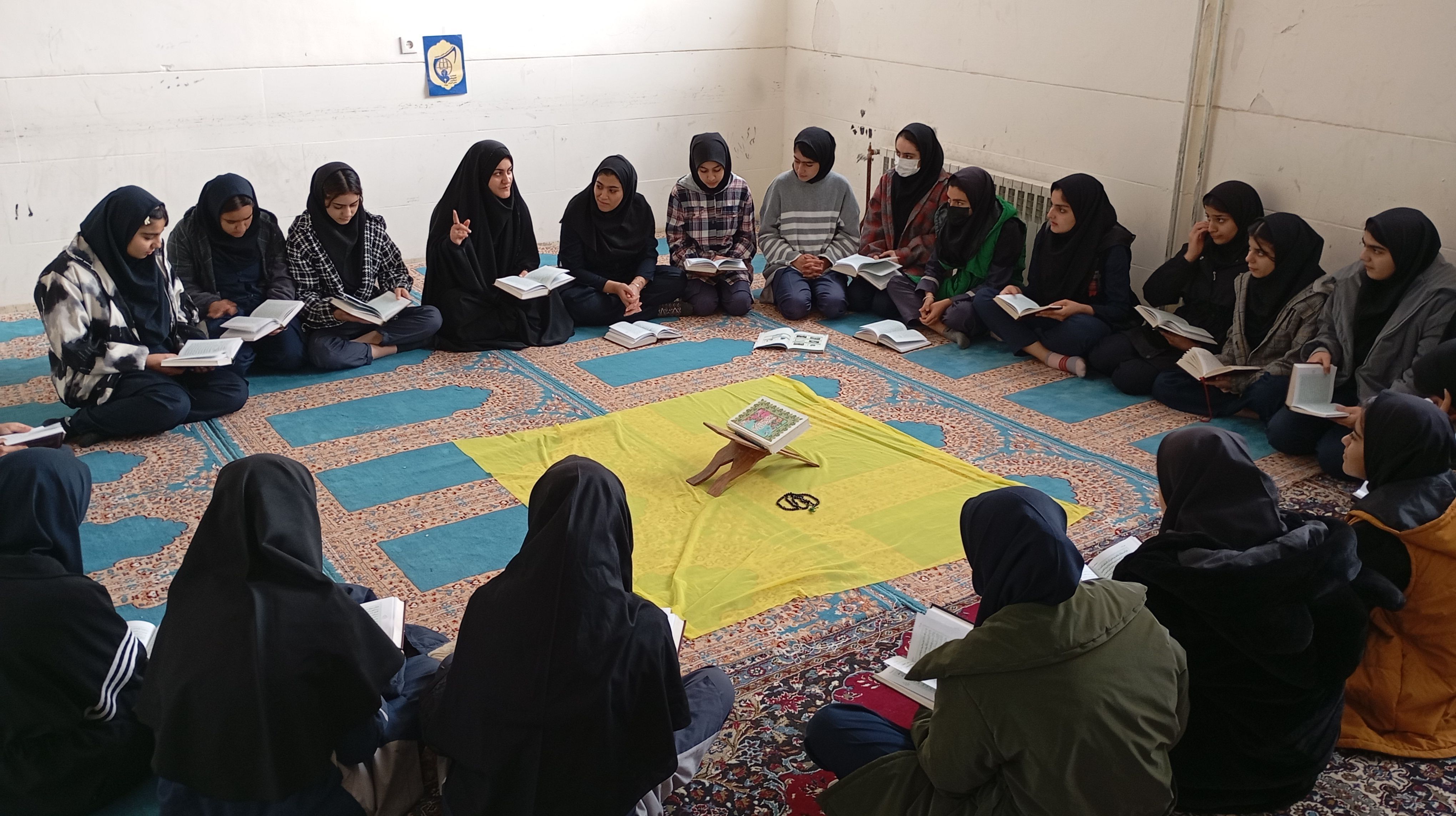 محفل انس با قرآن کریم در دبیرستان حضرت زینب کوهدشت