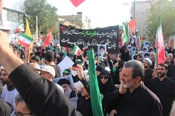 حماسه حضور نوجوانان کفن‌پوش قمی در راهپیمایی «عهد خون»