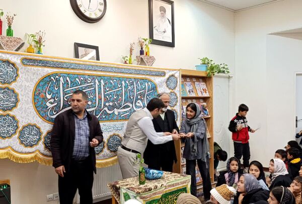 تقدیر از مادر شهید مهدی زاهدلویی در کتابخانه امام علی(ع) قم