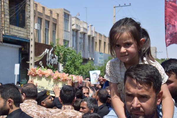 همه چیز برای یک استقبال گرم مهیاست ، با افتخار به پیشواز شهیدمان می آییم 