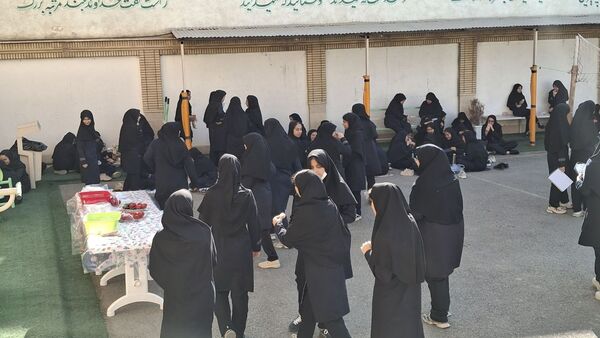 محفل قرآنی همراه با صبحانه سالم در دبیرستان فرزانگان ۲
