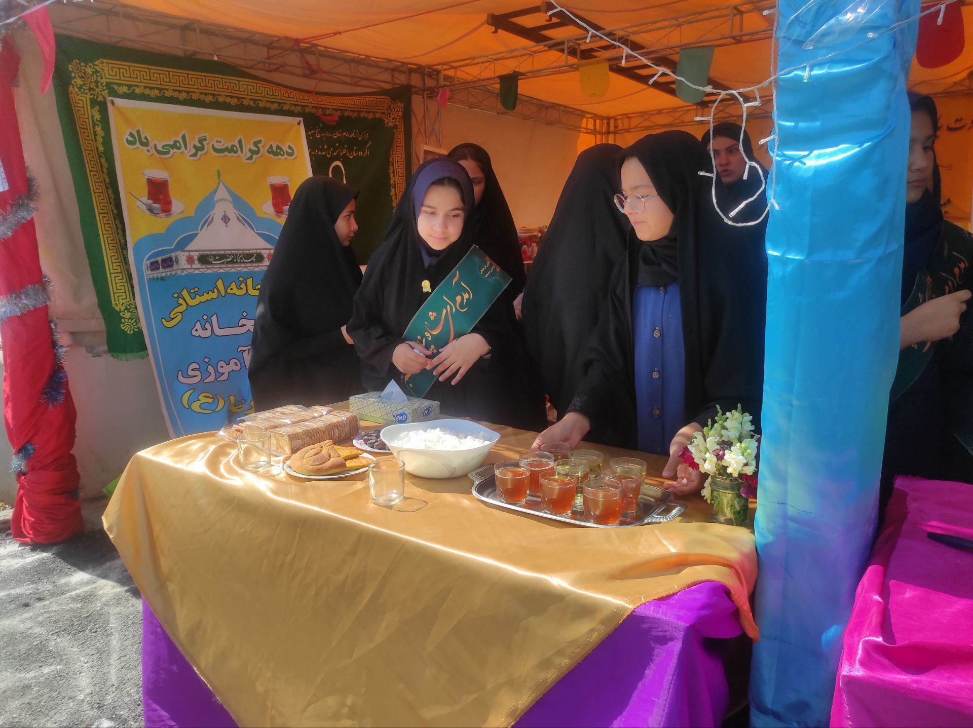 همکاری دانش آموزان خادمیار دبستان ضحی۲ با چایخانه دانش آموزی حضرت رضا(ع) شیروان