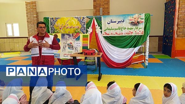 مراسم گرامیداشت هفته پدافند غیرعامل در دبیرستان سردار شهید سلیمانی فیروزکوه