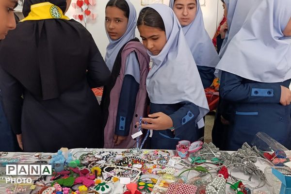 نمایشگاه کار و فناوری در دبیرستان نشاط بهارستان‌دو