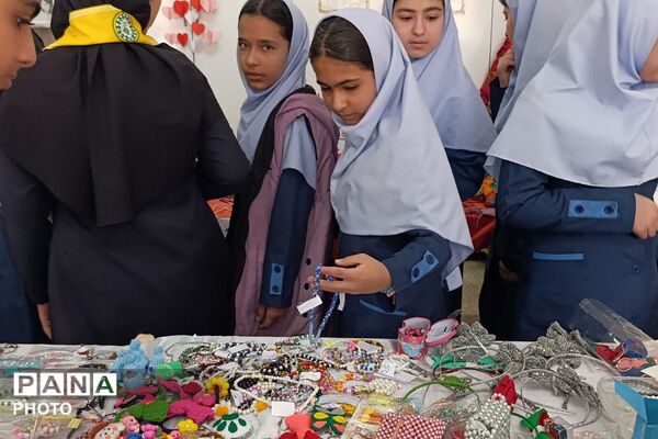 نمایشگاه کار و فناوری در دبیرستان نشاط بهارستان‌دو
