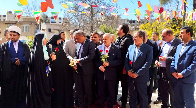 وزیرآموزش و پرورش هم صف دانش آموزان شیرازی