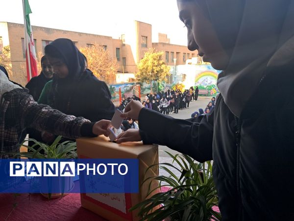 شور و نشاط دانش‌آموزان مدرسه حضرت معصومه (س) ناحیه 4 کرج در انتخابات شورای دانش‌آموزی