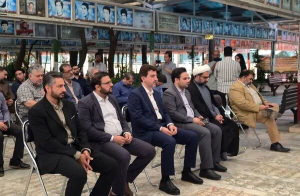 آیین غبارروبی مزار شهدا با حضور اصحاب رسانه در قم