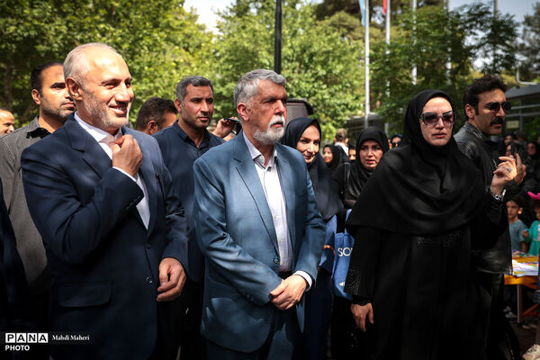 آیین بهره برداری از ۱۰ دستگاه خودرو کتابخانه عمومی سیار