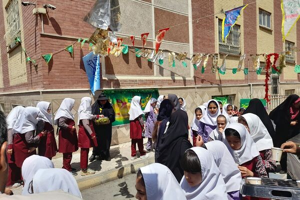 مراسم  پرچم گردانی  بارگاه حضرت علی بن موسی‌الرضا (ع) در مدرسه باهنر ملارد به مناسبت دهه کرامت