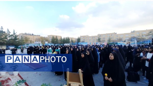 وداع دانش‌آموزان دبیرستان فرهنگیان ناحیه ۷ با شهید گمنام 
