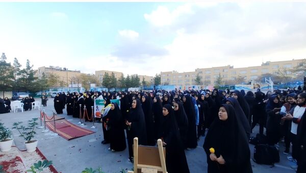 وداع دانش‌آموزان دبیرستان فرهنگیان ناحیه ۷ با شهید گمنام 