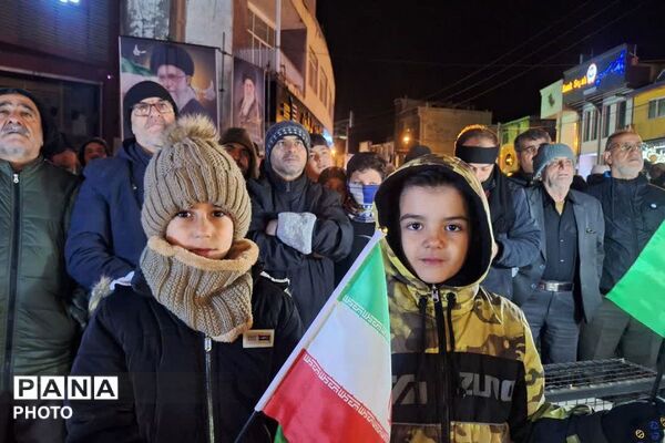 راهپیمایی عظیم مردم فیروزکوه بر علیه آمریکا و اسرائیل جنایتکار برای خون‌خواهی رهبر معظم انقلاب‌اسلامی