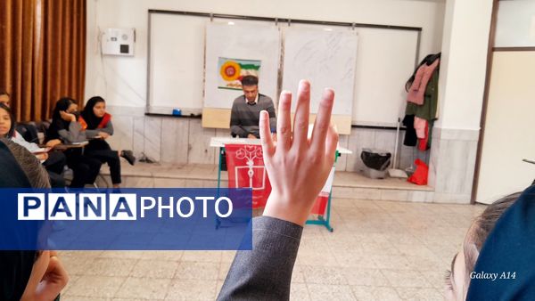 نشست بصیرتی به‌مناسبت دهه فجر در دبیرستان مهین کریمی فارسان
