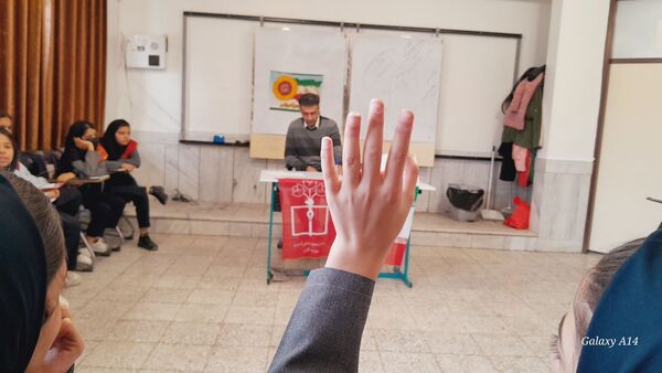 نشست بصیرتی به‌مناسبت دهه فجر در دبیرستان مهین کریمی فارسان