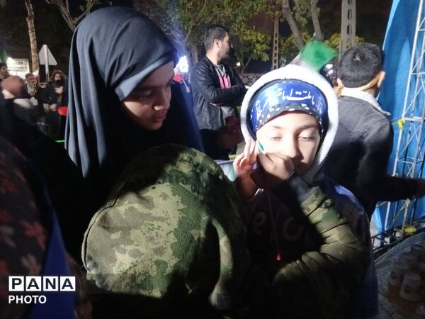 خروش مردم در میادین و تجمعات شبانه همراه با طنین شعار های مهدوی و انقلابی