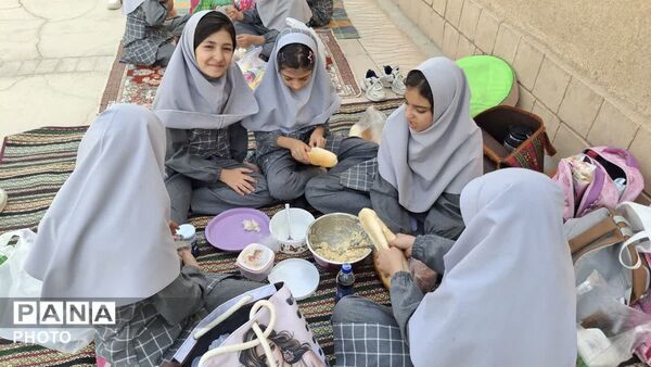 اردوی دبستان شهید نجاتی در پارک بانوان مهردشت ابرکوه