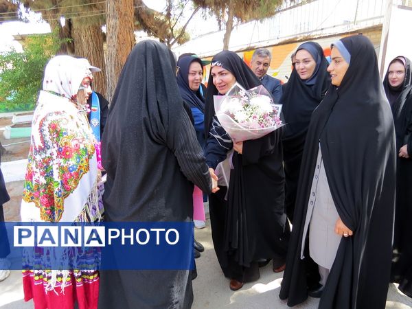 بازدید مشاور وزیر آموزش و پرورش در امور زنان از دست‌سازه‌های دانش‌آموزان دبیرستان 22 بجنورد